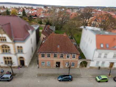 Beste Lage: Sanierungsbedürftiges Mehrfamilienhaus in bester Lage von Neustrelitz