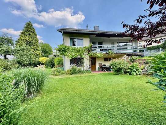 Frei stehendes Einfamilienhaus mit traumhaftem Garten in Anliegerstraße