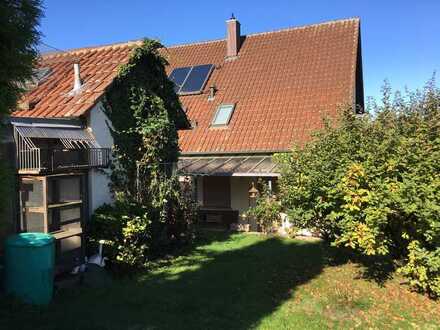 Attraktives freistehendes Zweifamilienhaus mit Nebengebäude und großem Garten