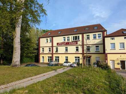 Modernisierte 6-Raum-Wohnung mit Balkon und Einbauküche in Bremen