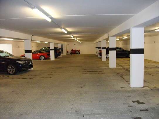 Tiefgaragenstellplatz zu vermieten