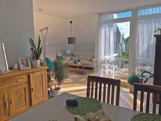 Von Privat: Helle 2-Zimmer-Wohnung mit Loggia in Unterhaching