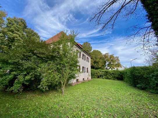 Stilaltbau aus 1905 (renovierungsbedürftig) auf großem Grundstück