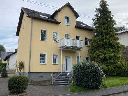 Asbach-Zentralort: Für Kapitalanleger - Mehrfamilienhaus mit vier vermieteten Wohneinheiten