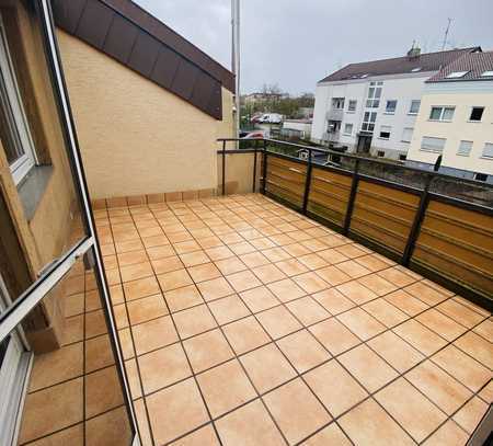 Geschmackvolle 4,5-Zimmer-Dachgeschosswohnung mit Balkon und Garage in Stuttgart Weilimdorf