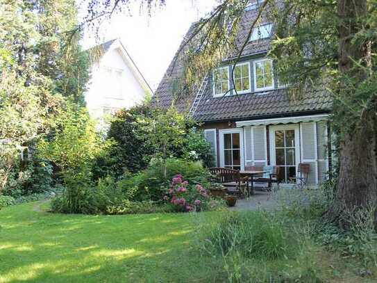 Charmantes 1-2 Familienhaus in Düsseldorf-Benrath mit großem, eingewachsenen Garten