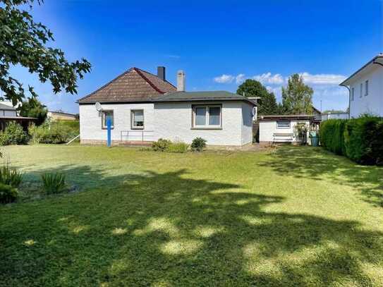 Einfamilienhaus im Bungalowstil mit großzügigen Garten