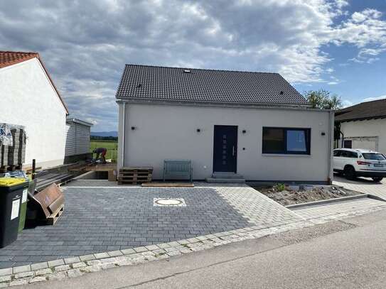 Separat gelegene 2-Zimmer ELW mit Terrasse und Gartenteil mit Bergblick, sowie 2 Pkw Stellplätzen