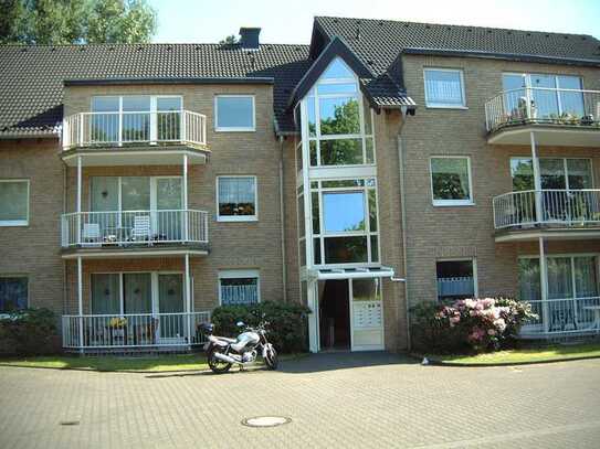 Erdgeschosswohnung mit zwei Zimmern und Balkon in Mönchengladbach-Rheydt