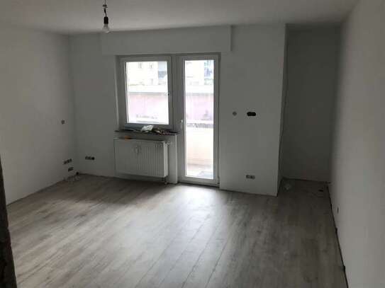 Neuwertige 4-Raum-EG-Wohnung mit Balkon, Einbauküche und Garage