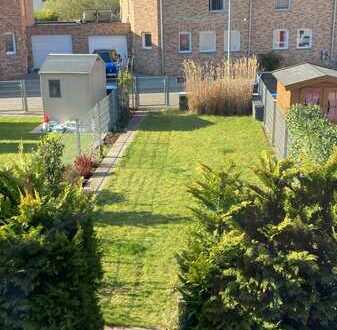 Modernes Einfamilienreihenhaus mit Garten, Dachterrasse und Garage