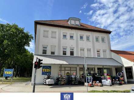 Individuelle Dachwohnung - Großzügiges Wohnzimmer mit Durchreiche zur Küche!