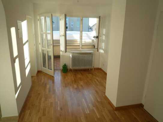 Großzügige, helle 2-Zi. Whg. Wohnküche mit EBK, gr. Diele/Esszimmer, Gäste-WC, Balkon