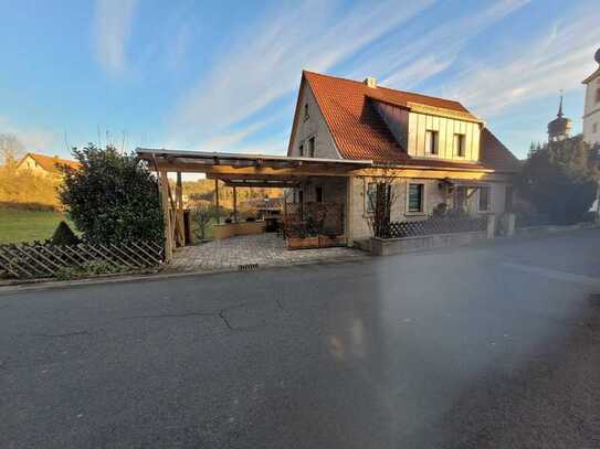 Einfamilienhaus mit Terrasse und Carport im Grünen