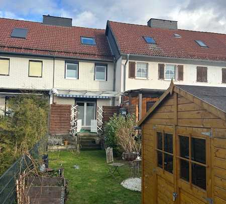 Gemütliches und saniertes Reihenhaus mit pflegeleichtem Garten und separater Garage