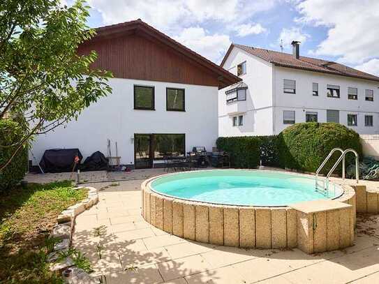 schickes Zweifamilienhaus mit Pool, Garten, Garage uvm. auf der Suche nach einer neuen Familie!