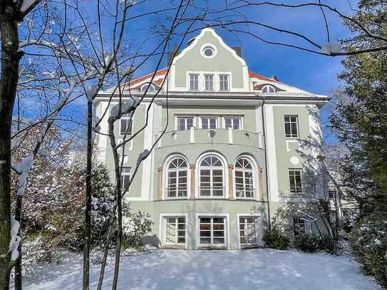 Haus im Haus mit traumhaftem Garten. Unikat in historischer Villa.