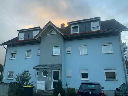 Ruhige 2-Zimmer-Dachgeschosswohnung mit Balkon und Einbauküche in Riedstadt-Crumstadt