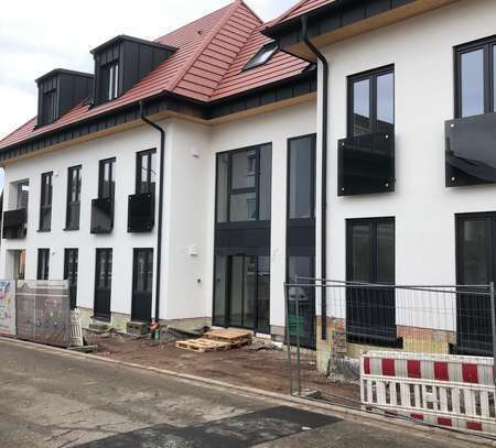 Sehr schöne 3 Zimmer-Mietwohnung (Erstbezug!) mit Gäste-WC, Loggia / Terrasse und PKW-Stellplatz