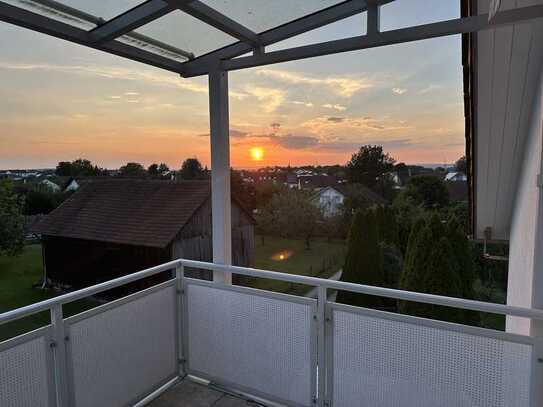 Attraktive & helle Dachgeschosswohnung mit EBK, Balkon, Keller und Garage in Achstetten