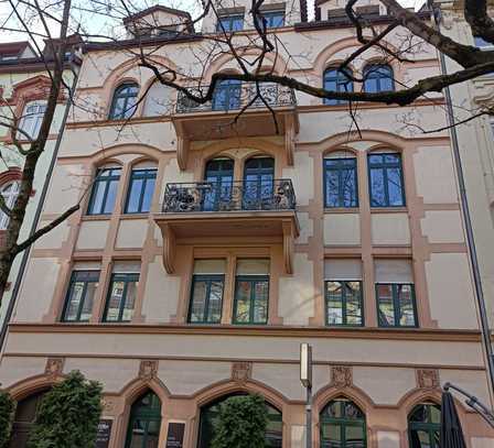 Stilvolle, helle 4-Zimmer-Wohnung mit Balkon