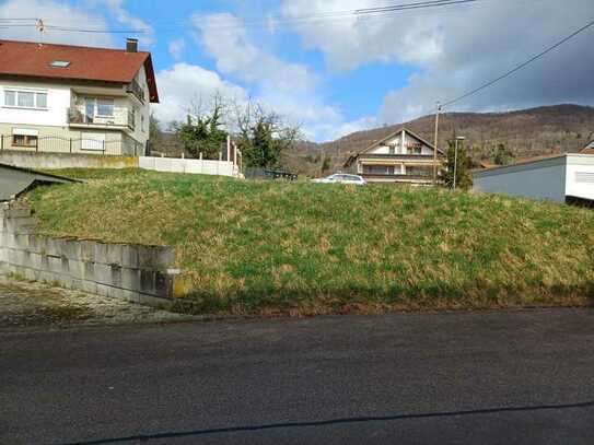 Baugrundstück erschlossen mit Garage