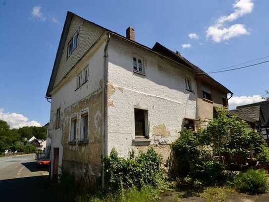 Wohnhaus und Nebengebäude in Thalheim