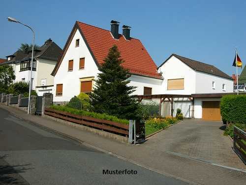 Einfamilienhaus mit Garagenanbau