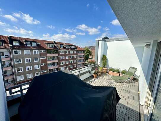 Helle Dachgeschosswohnung mit Balkon und Terrasse