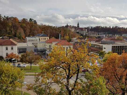 Modernisierte DG-Wohnung mit einem Zimmer und Einbauküche in Sigmaringen