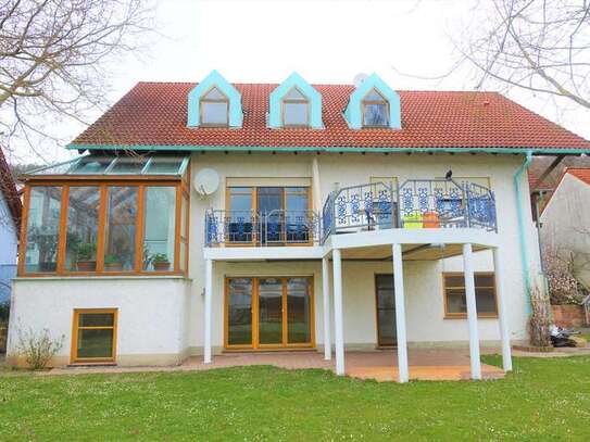 3-Zimmer-Wohnung mit Einbauküche, Terrasse und großem Garten