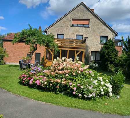 Freistehendes Ein-/Zweifamilienhaus auf großzügigem, gepflegtem Grundstück in Lage-Heiden