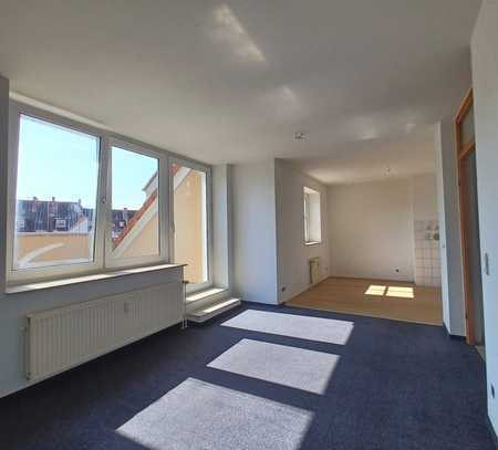 Modernisierte helle, ruhige 2-Zimmerwohnung mit großer Loggia und neuer Markenküche