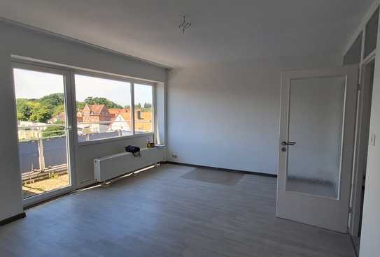 TOP! Ab sofort! 2 Zimmer, Bad mit Fenster, EBK