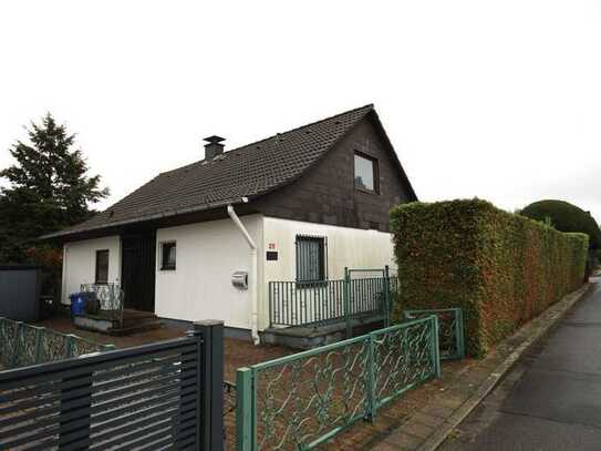 Freistehendes Einfamilienhaus auf schönem Grundstück mit Garage