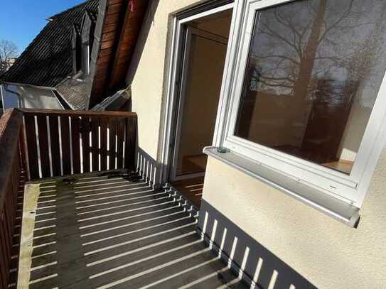 1-Zi.-Dachgesch.-Whg. mit Balkon und Stellplatz