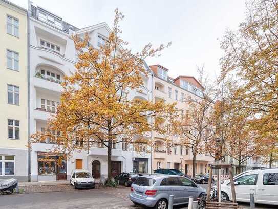 Vermieteter 4-Zimmer-Altbau mit Balkon & Blick in den idyllischen Innenhof