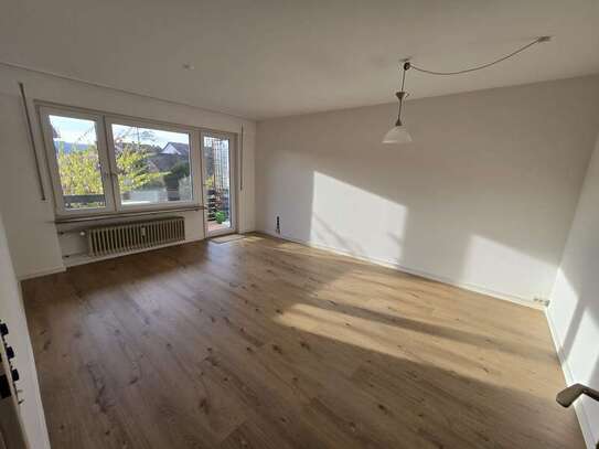 Geschmackvolle 2-Zimmer-Hochparterre-Wohnung frisch renoviert mit Balkon und EBK in Stuttgart