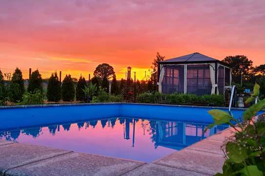 Gelegenheit: Haus mit Pool, Kaminofen, Wintergarten und reichlich Platz im Haus und großem Garten