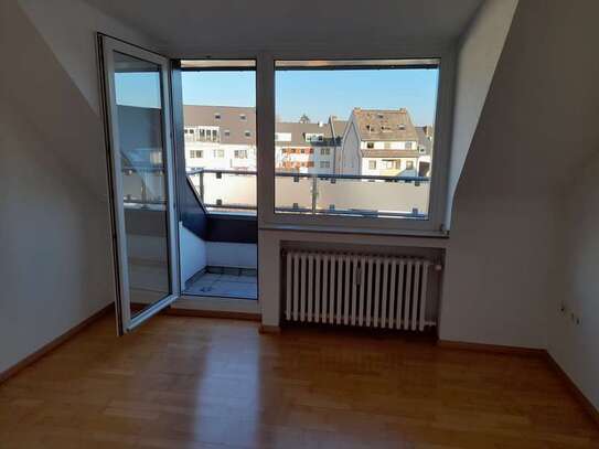 NUR ANRUFEN! KEINE E-MAIL! 1-Zimmer-Dachgeschosswohnung mit geh. Innenausstattung mit Balkon