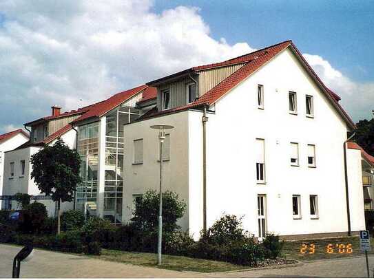 Sonnige+sehr gepflegte 2-Raum-Wohnung zum Wohlfühlen mit kompl. Einbauküche + eigenem Kfz-Stellplatz