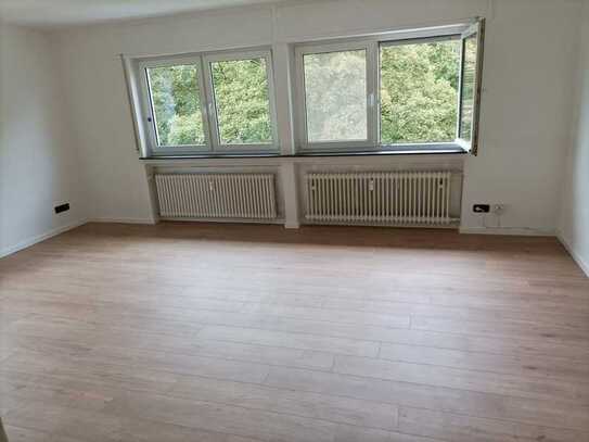 Modernisierte Wohnung mit drei Zimmern sowie Balkon und EBK in Bruchsal