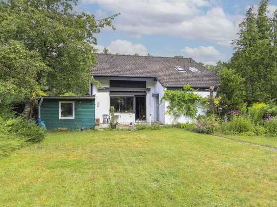 Charmantes Einfamilienhaus mit weitläufigem Garten in ruhiger Lage