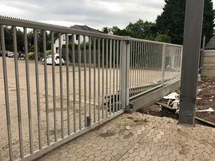 Eingefriedete Außenfläche (geschottert) mit eigenem bzw. abschließbaren Zufahrtstor