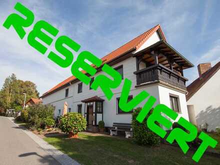Top Preis/Leistung! Großzügiges Einfamilienhaus mit ELW in ruhiger Ortsrandlage!