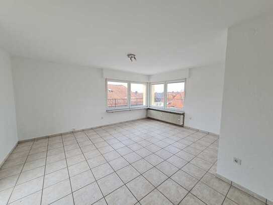 Frisch renovierte 2-ZKB-Dachgeschosswohnung mit Balkon & Ausblick