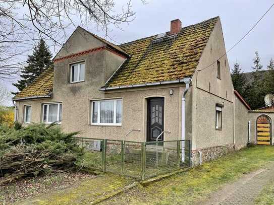 Bauernhaus mit Stall und zwei Garagen