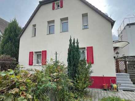 Gepflegtes und saniertes Haus mit schönem Garten