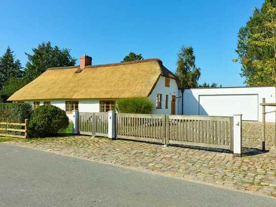 Modernes Wohnen unter Reet in Tating / Nähe St. Peter-Ording