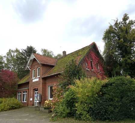 Sanierungsbedürftiges Mehrfamilienhaus in Avendorf auf großem Grundstück zzgl. freiem Baugrundstück